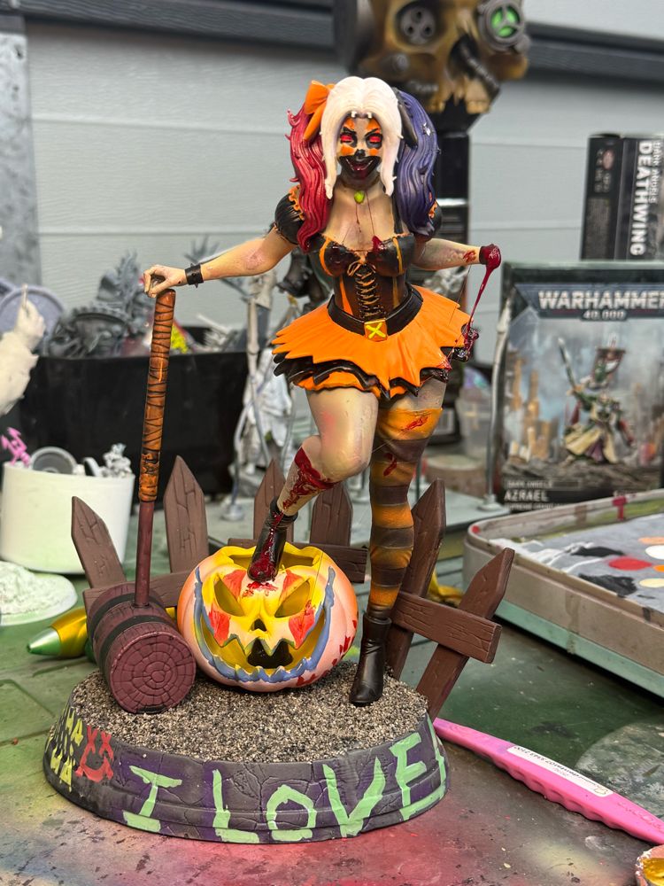 Halloween Harley Quinn statue, painted by Brodie